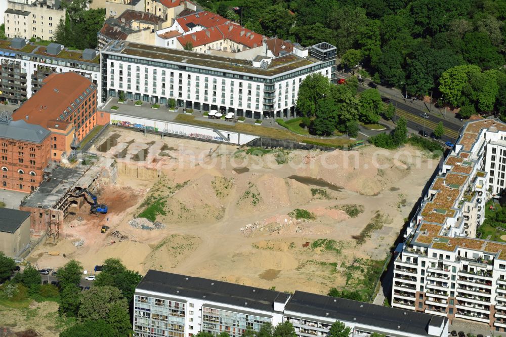 Berlin from the bird's eye view: Construction site to build a new multi-family residential complex Friedrichshain-Hoefe on Friedenstrasse, Pufendorfstrasse and Matthiasstrasse in the district Friedrichshain in Berlin, Germany