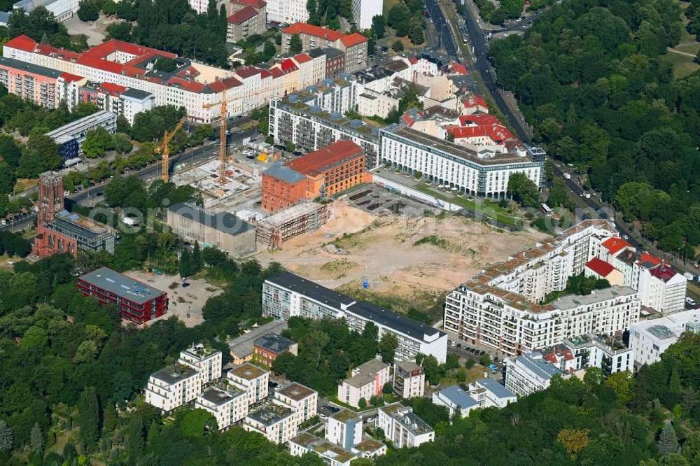 Berlin from the bird's eye view: Construction site to build a new multi-family residential complex Friedrichshain-Hoefe on Friedenstrasse, Pufendorfstrasse and Matthiasstrasse in the district Friedrichshain in Berlin, Germany