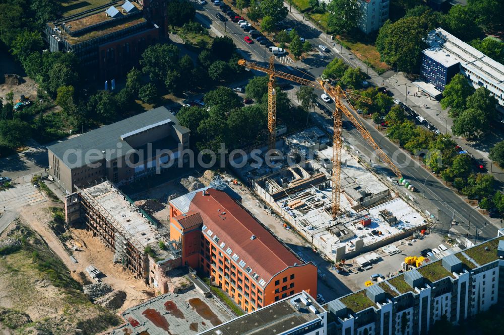 Berlin from the bird's eye view: Construction site to build a new multi-family residential complex Friedrichshain-Hoefe on Friedenstrasse, Pufendorfstrasse and Matthiasstrasse in the district Friedrichshain in Berlin, Germany