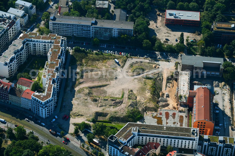 Berlin from the bird's eye view: Construction site to build a new multi-family residential complex Friedrichshain-Hoefe on Friedenstrasse, Pufendorfstrasse and Matthiasstrasse in the district Friedrichshain in Berlin, Germany