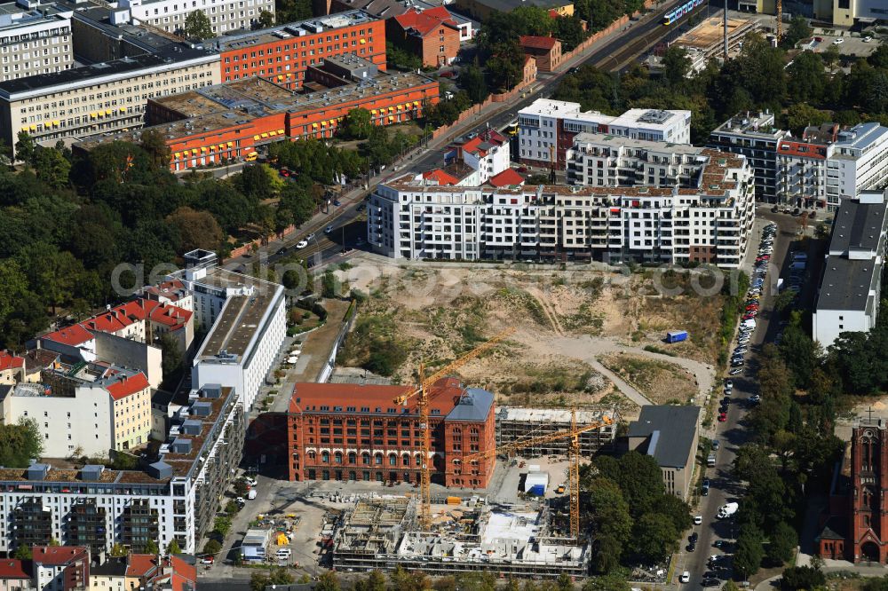 Berlin from the bird's eye view: Construction site to build a new multi-family residential complex Friedrichshain-Hoefe on Friedenstrasse, Pufendorfstrasse and Matthiasstrasse in the district Friedrichshain in Berlin, Germany