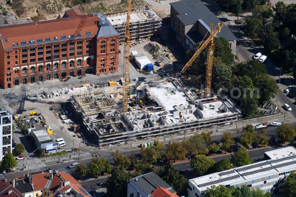 Berlin from the bird's eye view: Construction site to build a new multi-family residential complex Friedrichshain-Hoefe on Friedenstrasse, Pufendorfstrasse and Matthiasstrasse in the district Friedrichshain in Berlin, Germany