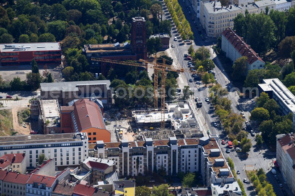 Berlin from the bird's eye view: Construction site to build a new multi-family residential complex Friedrichshain-Hoefe on Friedenstrasse, Pufendorfstrasse and Matthiasstrasse in the district Friedrichshain in Berlin, Germany