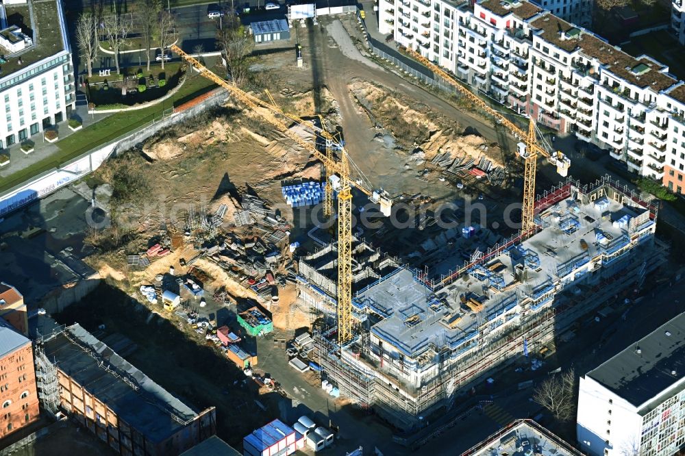 Berlin from the bird's eye view: Construction site to build a new multi-family residential complex Friedrichshain-Hoefe on Friedenstrasse, Pufendorfstrasse and Matthiasstrasse in the district Friedrichshain in Berlin, Germany