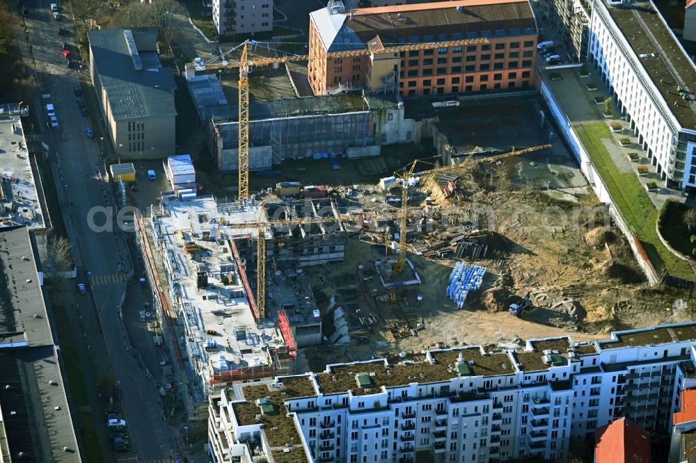 Berlin from the bird's eye view: Construction site to build a new multi-family residential complex Friedrichshain-Hoefe on Friedenstrasse, Pufendorfstrasse and Matthiasstrasse in the district Friedrichshain in Berlin, Germany