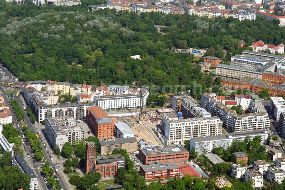 Berlin from the bird's eye view: Construction site to build a new multi-family residential complex Friedrichshain-Hoefe on Friedenstrasse, Pufendorfstrasse and Matthiasstrasse in the district Friedrichshain in Berlin, Germany