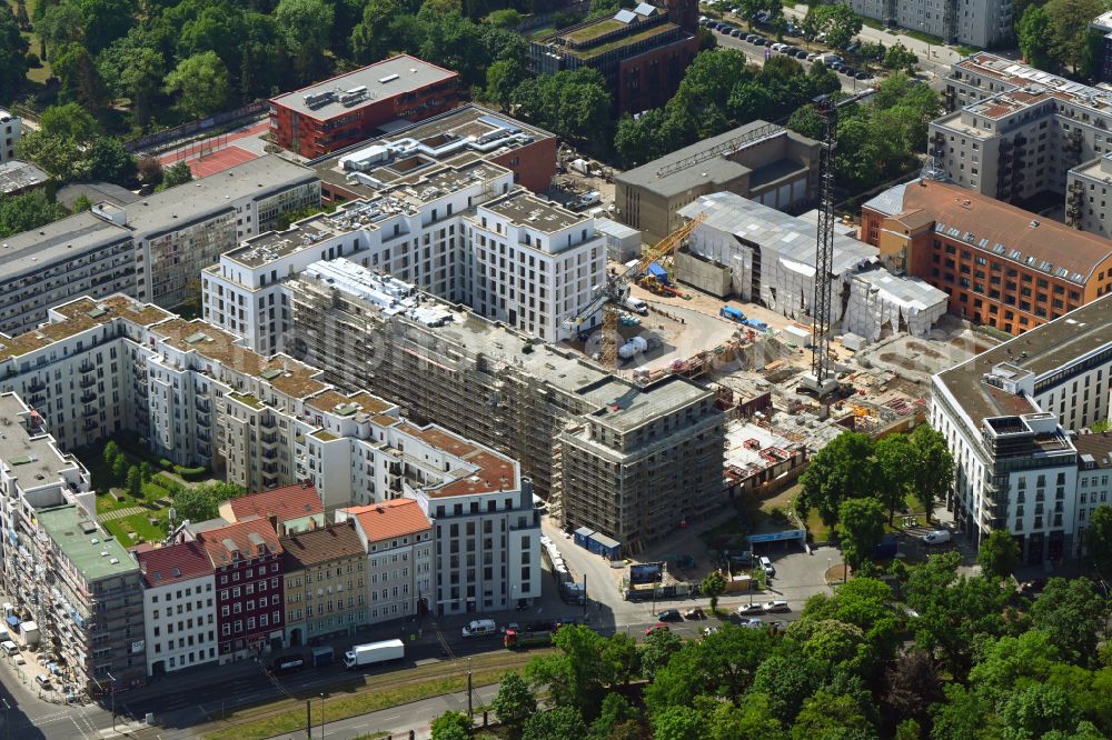 Berlin from the bird's eye view: Construction site to build a new multi-family residential complex Friedrichshain-Hoefe on Friedenstrasse, Pufendorfstrasse and Matthiasstrasse in the district Friedrichshain in Berlin, Germany