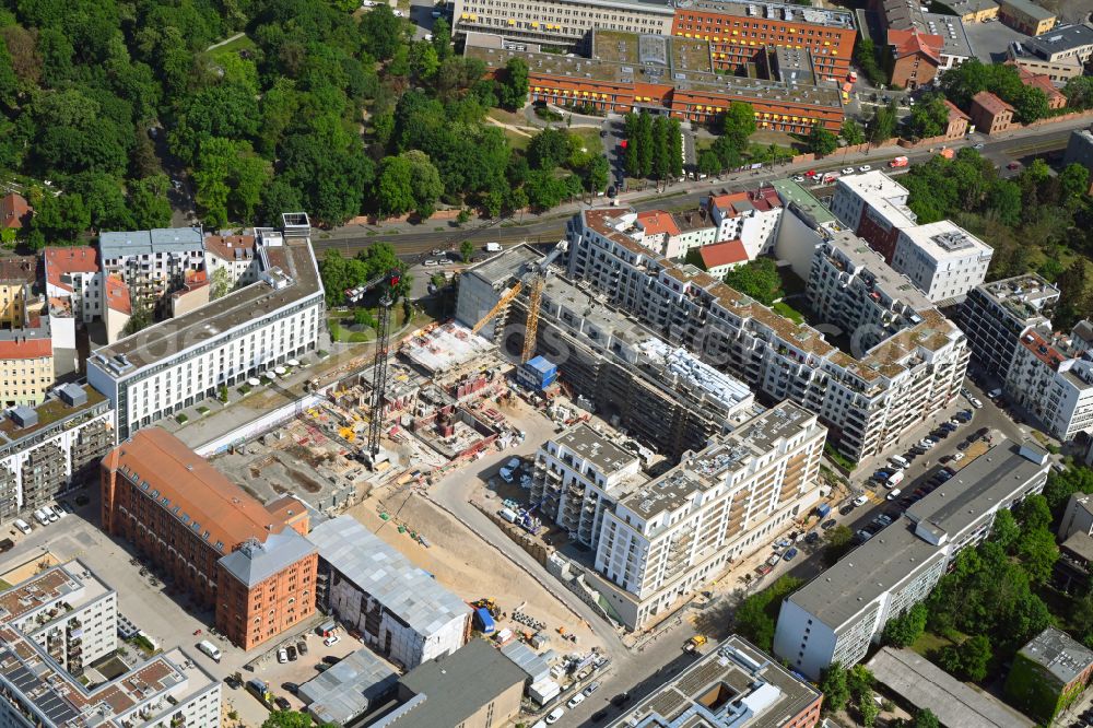 Berlin from the bird's eye view: Construction site to build a new multi-family residential complex Friedrichshain-Hoefe on Friedenstrasse, Pufendorfstrasse and Matthiasstrasse in the district Friedrichshain in Berlin, Germany