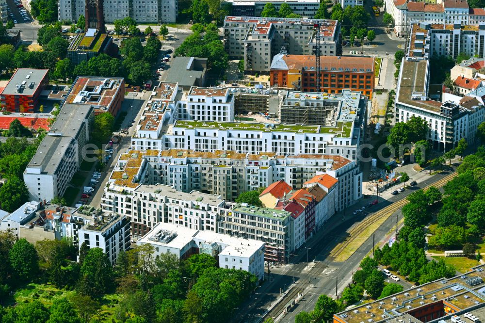 Aerial image Berlin - Construction site to build a new multi-family residential complex Friedrichshain-Hoefe on Friedenstrasse - Pufendorfstrasse - Matthiasstrasse in the district Friedrichshain in Berlin, Germany