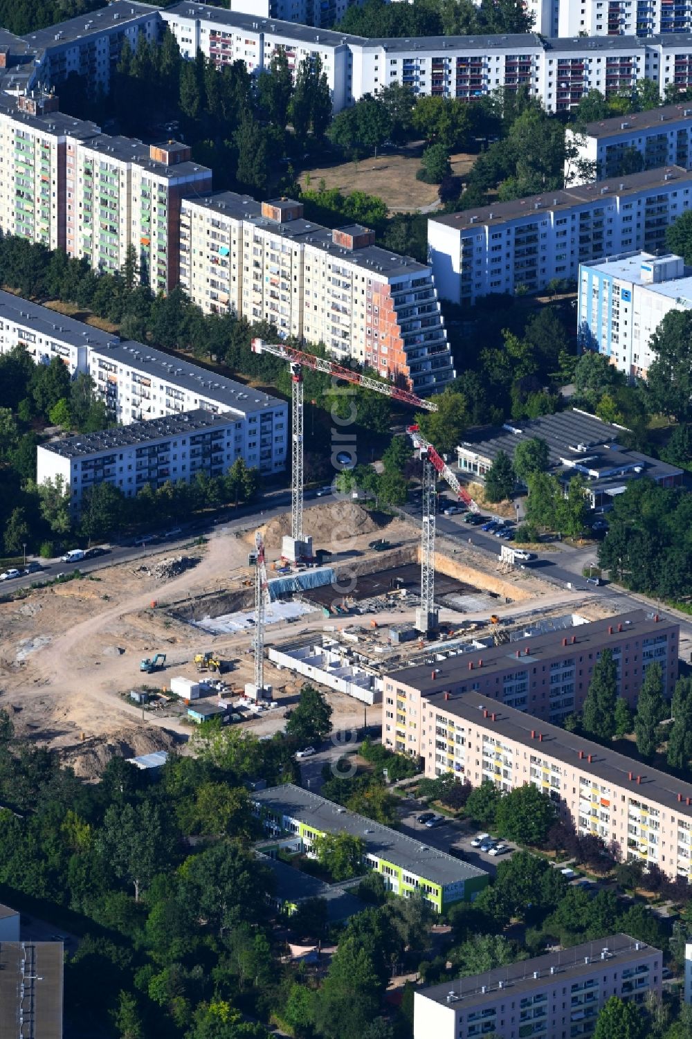 Berlin from the bird's eye view: Construction site to build a new multi-family residential complex of GESOBAU AG on Lion-Feuchtwanger-Strasse - Gadebuscher Strasse in the district Marzahn-Hellersdorf in Berlin, Germany