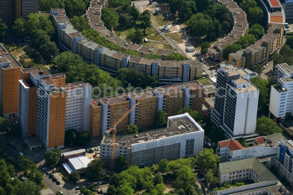 Berlin from above - Construction site to build a new multi-family residential complex of Gewobag Wohnungsbau- Aktiengesellschaft Berlin on Franz-Kluehs-Strasse in the district Kreuzberg in Berlin, Germany