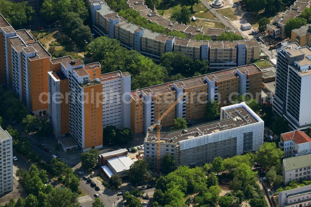 Berlin from the bird's eye view: Construction site to build a new multi-family residential complex of Gewobag Wohnungsbau- Aktiengesellschaft Berlin on Franz-Kluehs-Strasse in the district Kreuzberg in Berlin, Germany