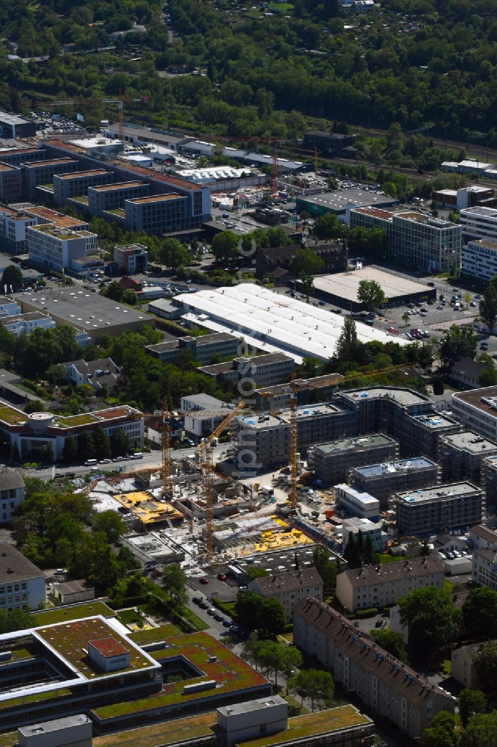 Aerial photograph Wiesbaden - Construction site to build a new multi-family residential complex a??Gruene Mittea?? on Salierstrasse - Wittelsbacherstrasse in the district Suedost in Wiesbaden in the state Hesse, Germany