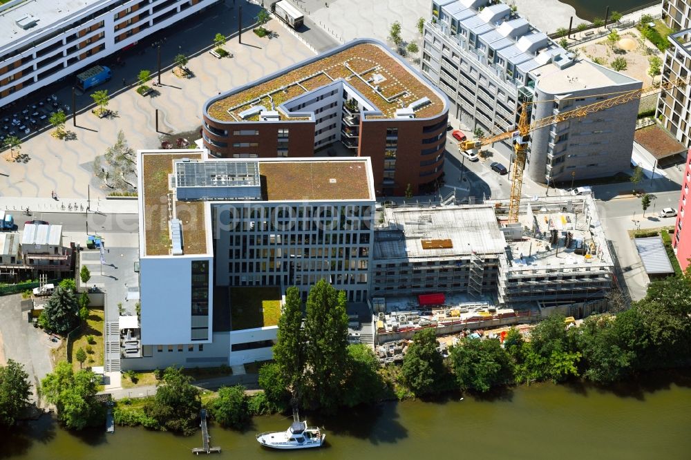 Offenbach am Main from the bird's eye view: Construction site to build a new multi-family residential complex on Hafeninsel in the district Nordend in Offenbach am Main in the state Hesse, Germany