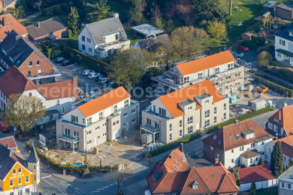 Hamm from the bird's eye view: Construction site to build a new multi-family residential complex of Heckmonn BAULAND UND WOHNRAUM GmbH & Co. KG on Reginenstrasse corner An of Windmuehle in Hamm in the state North Rhine-Westphalia, Germany