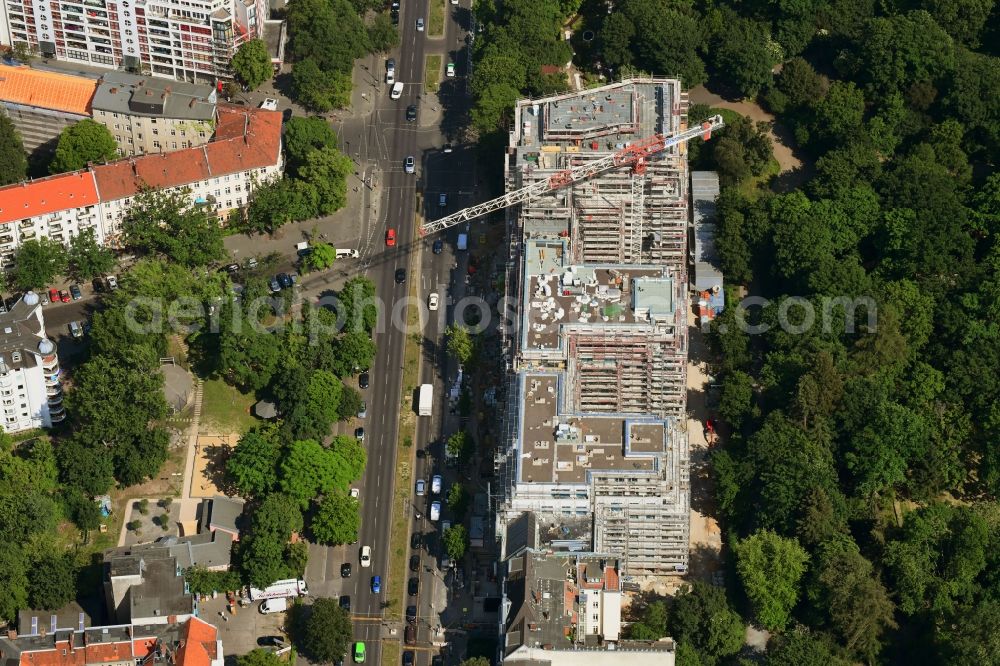 Berlin from the bird's eye view: Construction site to build a new multi-family residential complex on Hasenheide in the district Neukoelln in Berlin, Germany