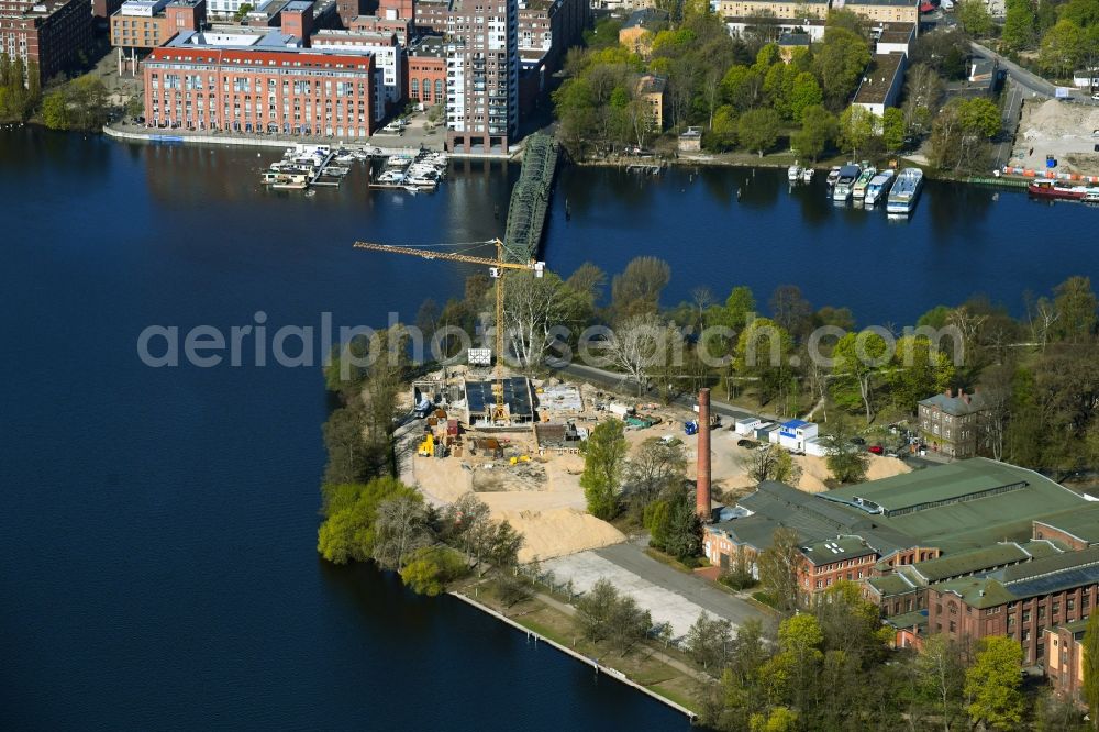 Aerial photograph Berlin - Construction site for the construction of an apartment building on the Havel island of Eiswerder in the district of Hakenfelde in Berlin, Germany