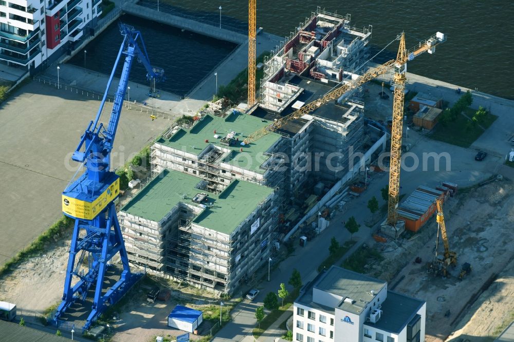 Rostock from the bird's eye view: Construction site to build a new multi-family residential complex Hellingstrasse in Rostock in the state Mecklenburg - Western Pomerania, Germany