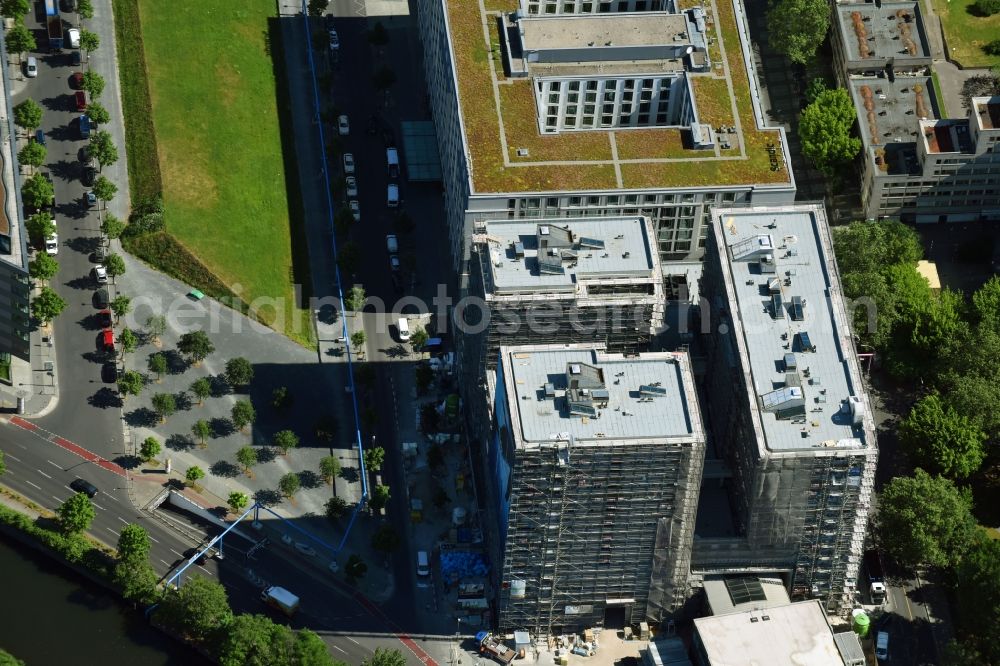 Berlin from the bird's eye view: Construction site to build a new multi-family residential complex HIGH PARK der Zabel Property AG and gsp Staedtebau GmbH in Berlin