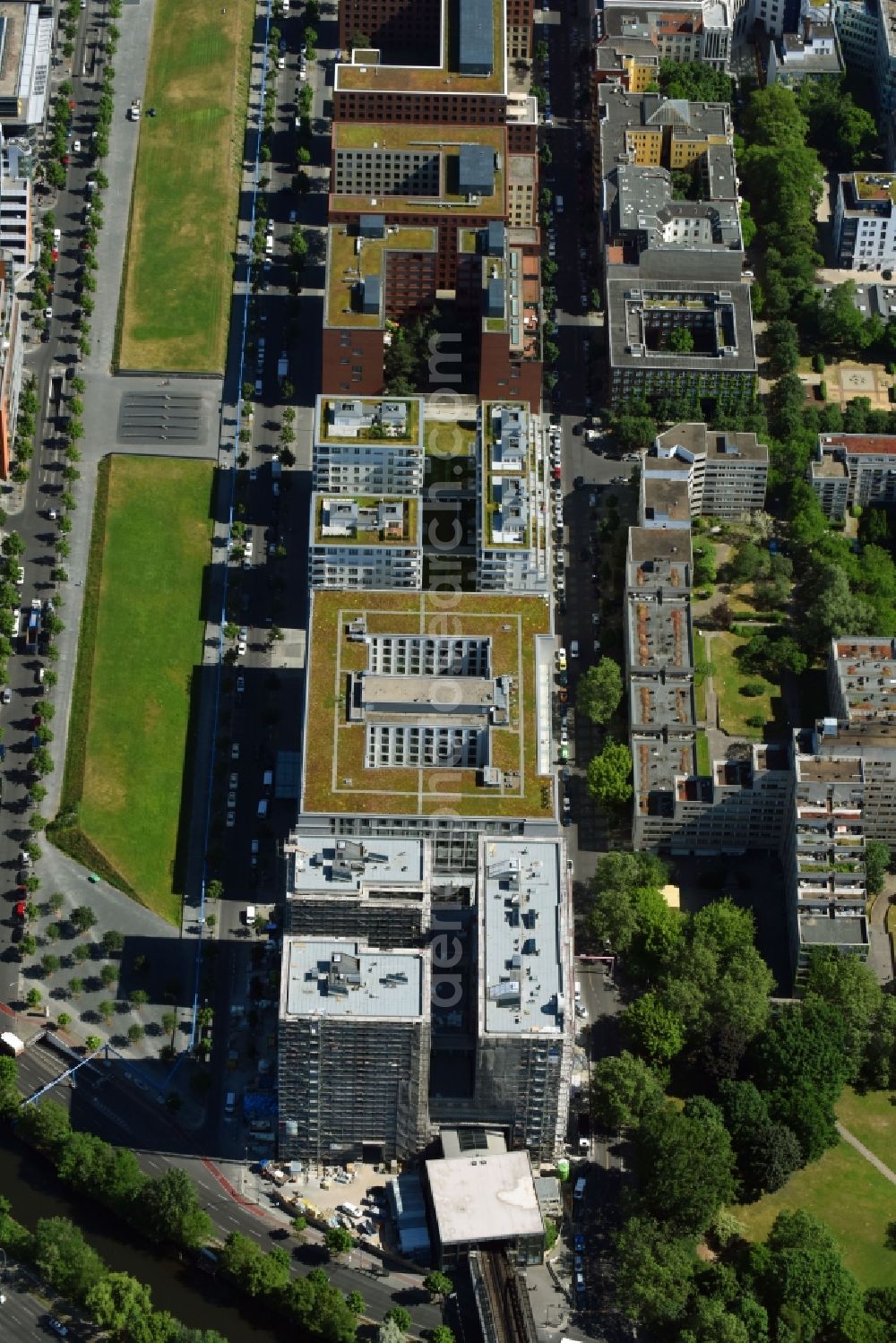 Berlin from the bird's eye view: Construction site to build a new multi-family residential complex HIGH PARK der Zabel Property AG and gsp Staedtebau GmbH in Berlin