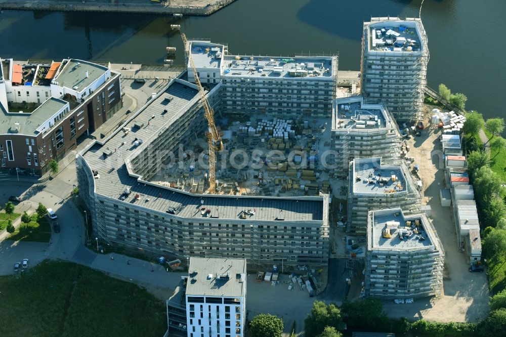 Aerial image Rostock - Construction site to build a new multi-family residential complex Inselquartier on Gaffelschonerweg - Loggerweg in Rostock in the state Mecklenburg - Western Pomerania, Germany