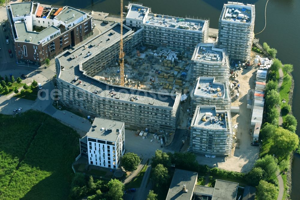 Aerial photograph Rostock - Construction site to build a new multi-family residential complex Inselquartier on Gaffelschonerweg - Loggerweg in Rostock in the state Mecklenburg - Western Pomerania, Germany