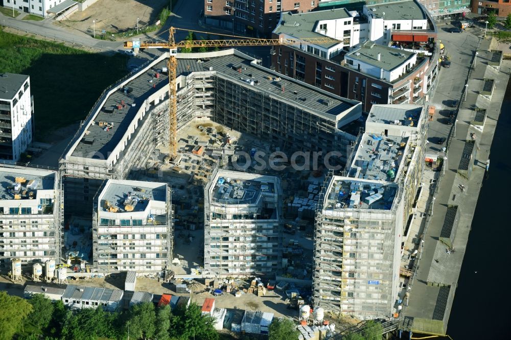 Aerial image Rostock - Construction site to build a new multi-family residential complex Inselquartier on Gaffelschonerweg - Loggerweg in Rostock in the state Mecklenburg - Western Pomerania, Germany