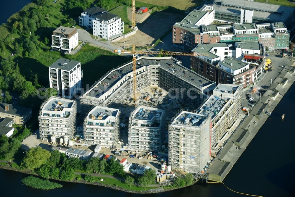 Aerial photograph Rostock - Construction site to build a new multi-family residential complex Inselquartier on Gaffelschonerweg - Loggerweg in Rostock in the state Mecklenburg - Western Pomerania, Germany