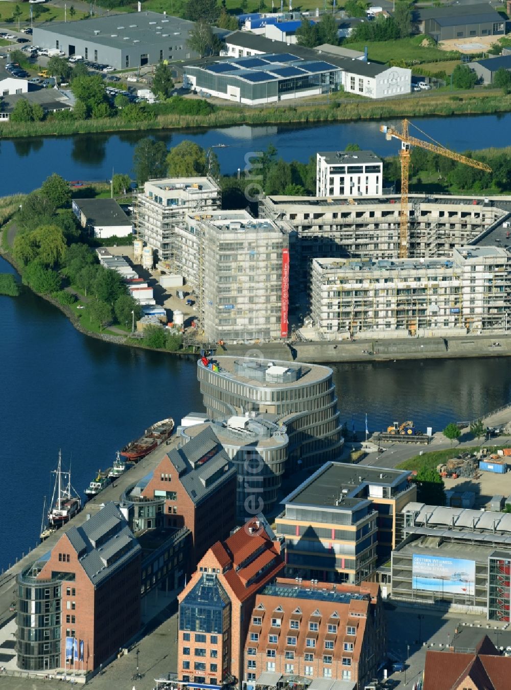 Aerial photograph Rostock - Construction site to build a new multi-family residential complex Inselquartier on Gaffelschonerweg - Loggerweg in Rostock in the state Mecklenburg - Western Pomerania, Germany