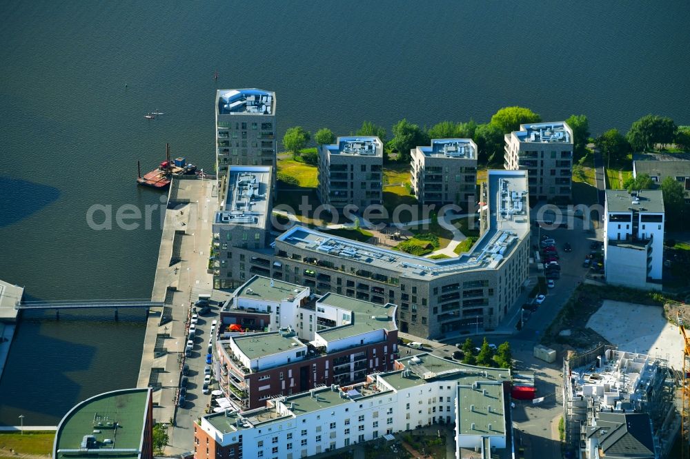 Aerial photograph Rostock - Construction site to build a new multi-family residential complex Inselquartier on Gaffelschonerweg - Loggerweg in Rostock in the state Mecklenburg - Western Pomerania, Germany