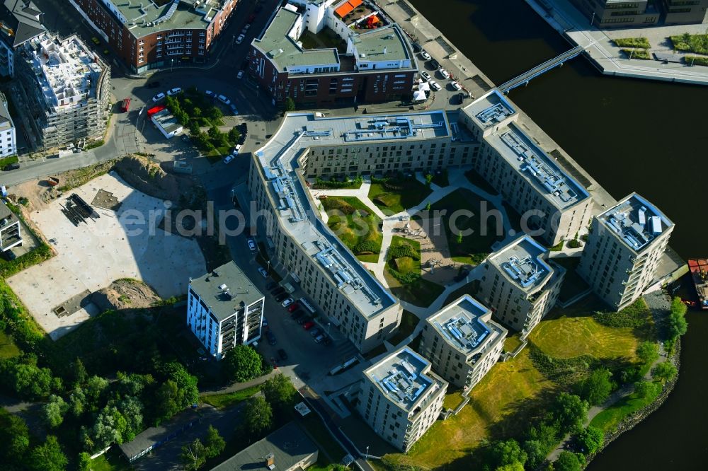 Aerial image Rostock - Construction site to build a new multi-family residential complex Inselquartier on Gaffelschonerweg - Loggerweg in Rostock in the state Mecklenburg - Western Pomerania, Germany