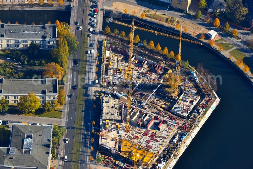 Berlin from the bird's eye view: Construction site to build a new multi-family residential complex on Invalidenstrasse on Humboldthafen in the district Moabit in Berlin, Germany