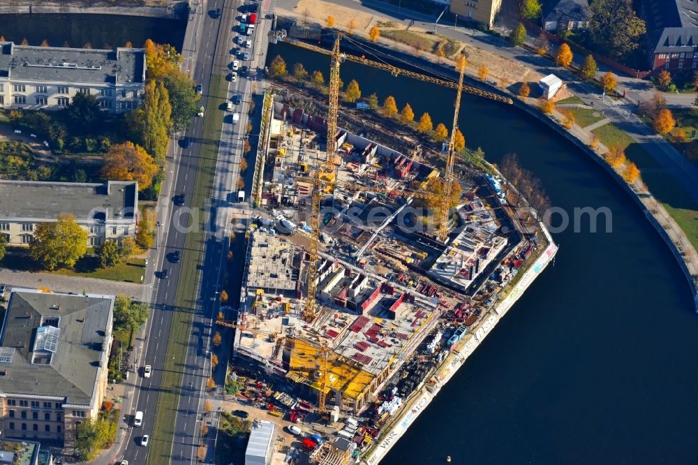 Aerial photograph Berlin - Construction site to build a new multi-family residential complex on Invalidenstrasse on Humboldthafen in the district Moabit in Berlin, Germany