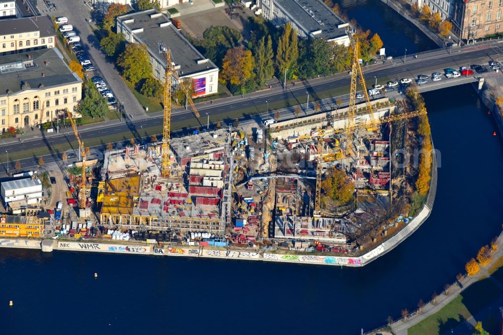 Berlin from the bird's eye view: Construction site to build a new multi-family residential complex on Invalidenstrasse on Humboldthafen in the district Moabit in Berlin, Germany