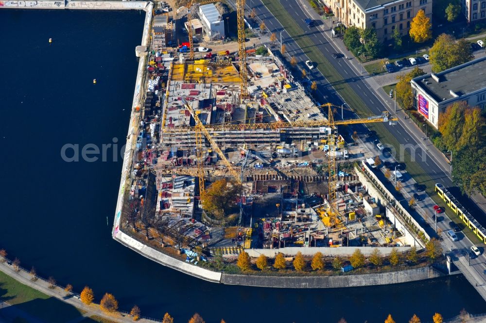 Berlin from the bird's eye view: Construction site to build a new multi-family residential complex on Invalidenstrasse on Humboldthafen in the district Moabit in Berlin, Germany