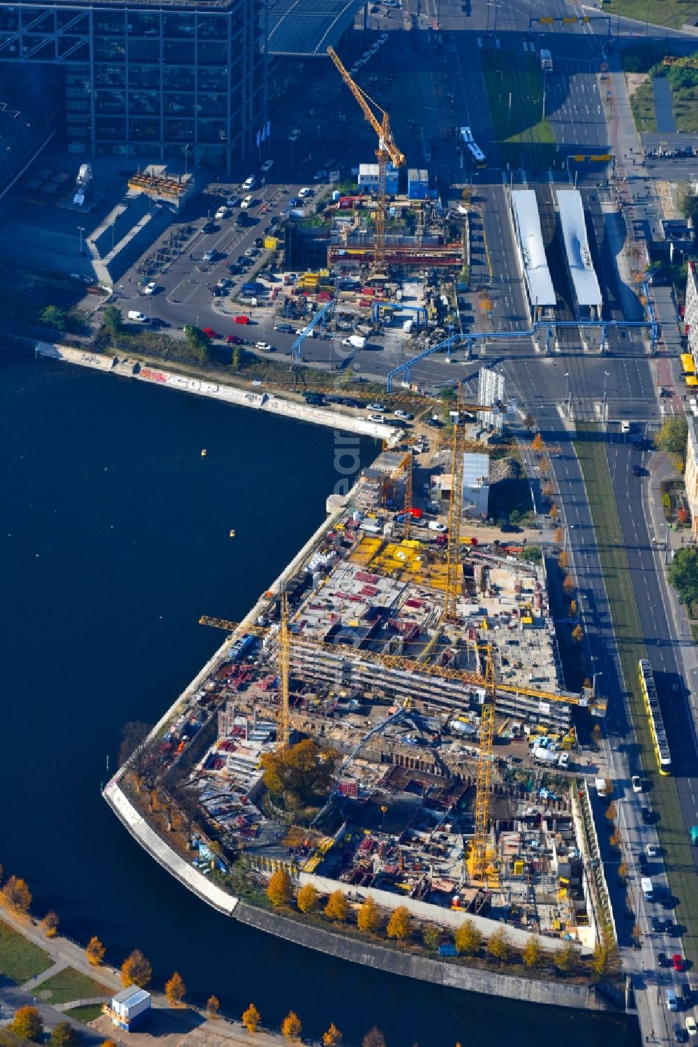 Aerial image Berlin - Construction site to build a new multi-family residential complex on Invalidenstrasse on Humboldthafen in the district Moabit in Berlin, Germany