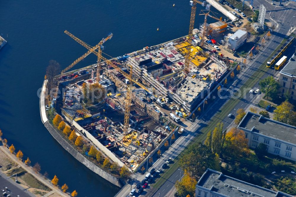 Aerial photograph Berlin - Construction site to build a new multi-family residential complex on Invalidenstrasse on Humboldthafen in the district Moabit in Berlin, Germany