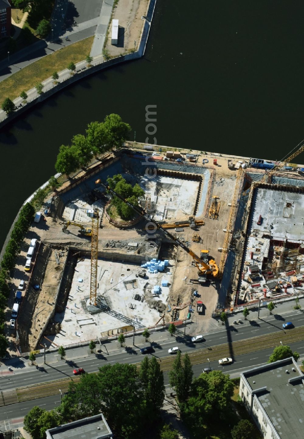 Berlin from the bird's eye view: Construction site to build a new multi-family residential complex on Invalidenstrasse on Humboldthafen in the district Moabit in Berlin, Germany