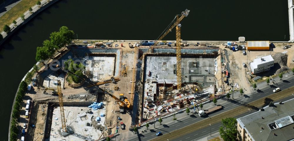 Aerial photograph Berlin - Construction site to build a new multi-family residential complex on Invalidenstrasse on Humboldthafen in the district Moabit in Berlin, Germany