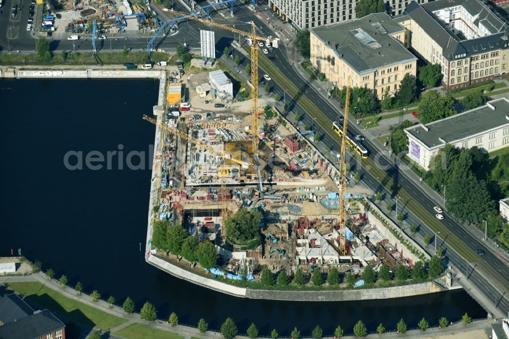 Aerial photograph Berlin - Construction site to build a new multi-family residential complex on Invalidenstrasse on Humboldthafen in the district Moabit in Berlin, Germany