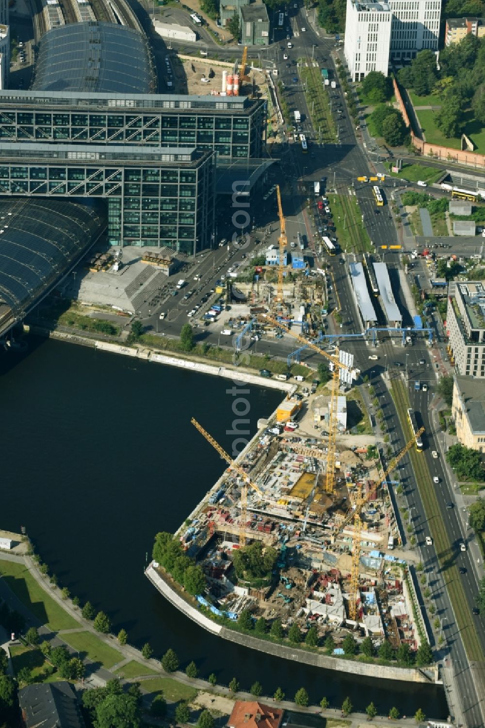 Berlin from the bird's eye view: Construction site to build a new multi-family residential complex on Invalidenstrasse on Humboldthafen in the district Moabit in Berlin, Germany