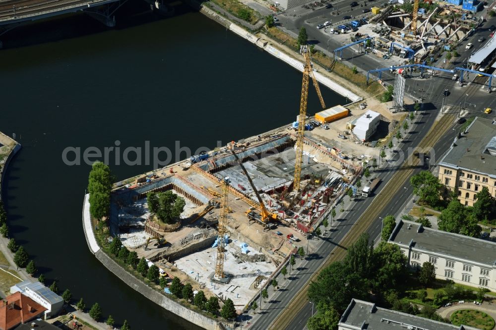 Berlin from the bird's eye view: Construction site to build a new multi-family residential complex on Invalidenstrasse on Humboldthafen in the district Moabit in Berlin, Germany