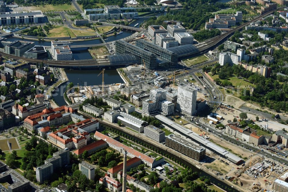 Aerial photograph Berlin - Construction site to build a new multi-family residential complex on Invalidenstrasse on Humboldthafen in the district Moabit in Berlin, Germany