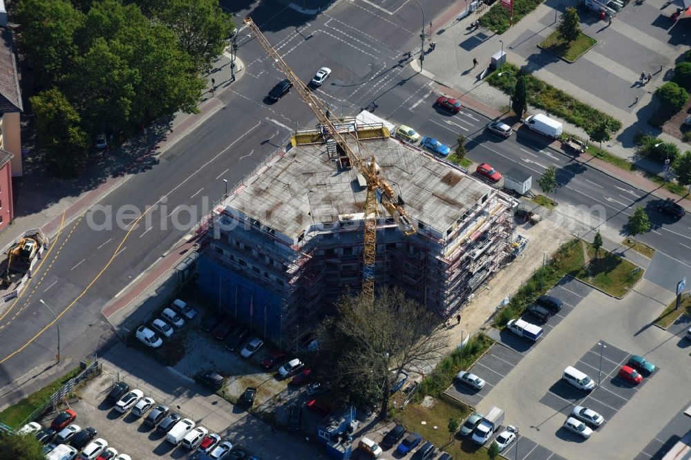 Berlin from the bird's eye view: Construction site to build a new multi-family residential complex on Kreuzung of Lueckstrasse and of Sewanstrasse in Berlin, Germany