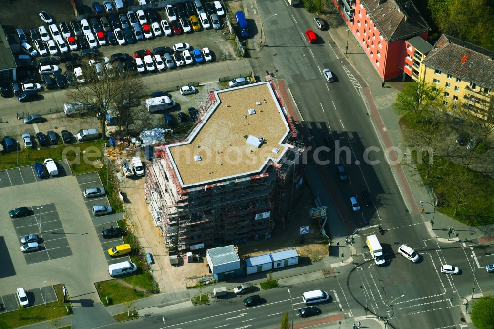 Aerial image Berlin - Construction site to build a new multi-family residential complex on Kreuzung of Lueckstrasse and of Sewanstrasse in Berlin, Germany