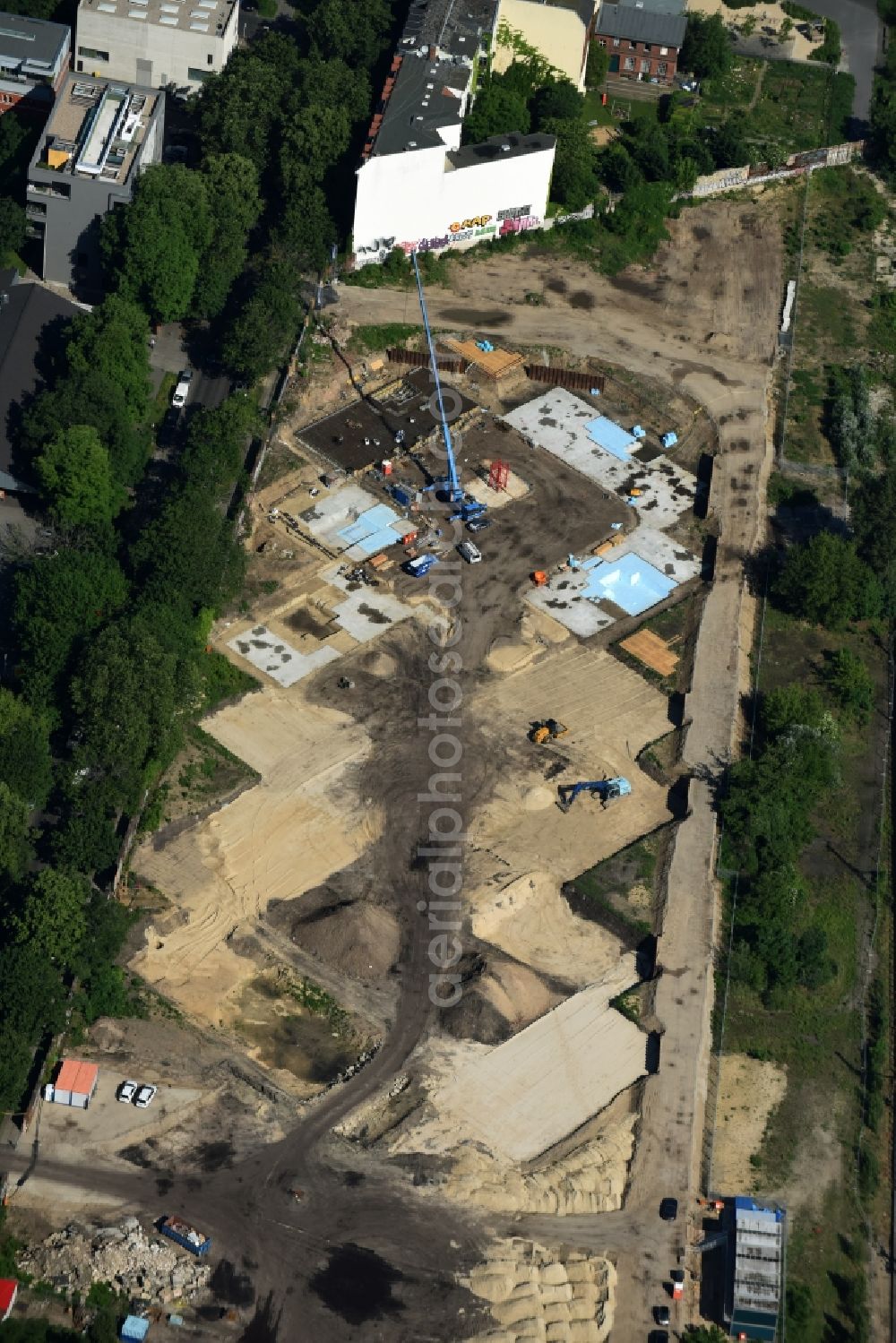 Berlin from above - Construction site to build a new multi-family residential complex Kruppstrasse - Lehrter Strasse in Berlin