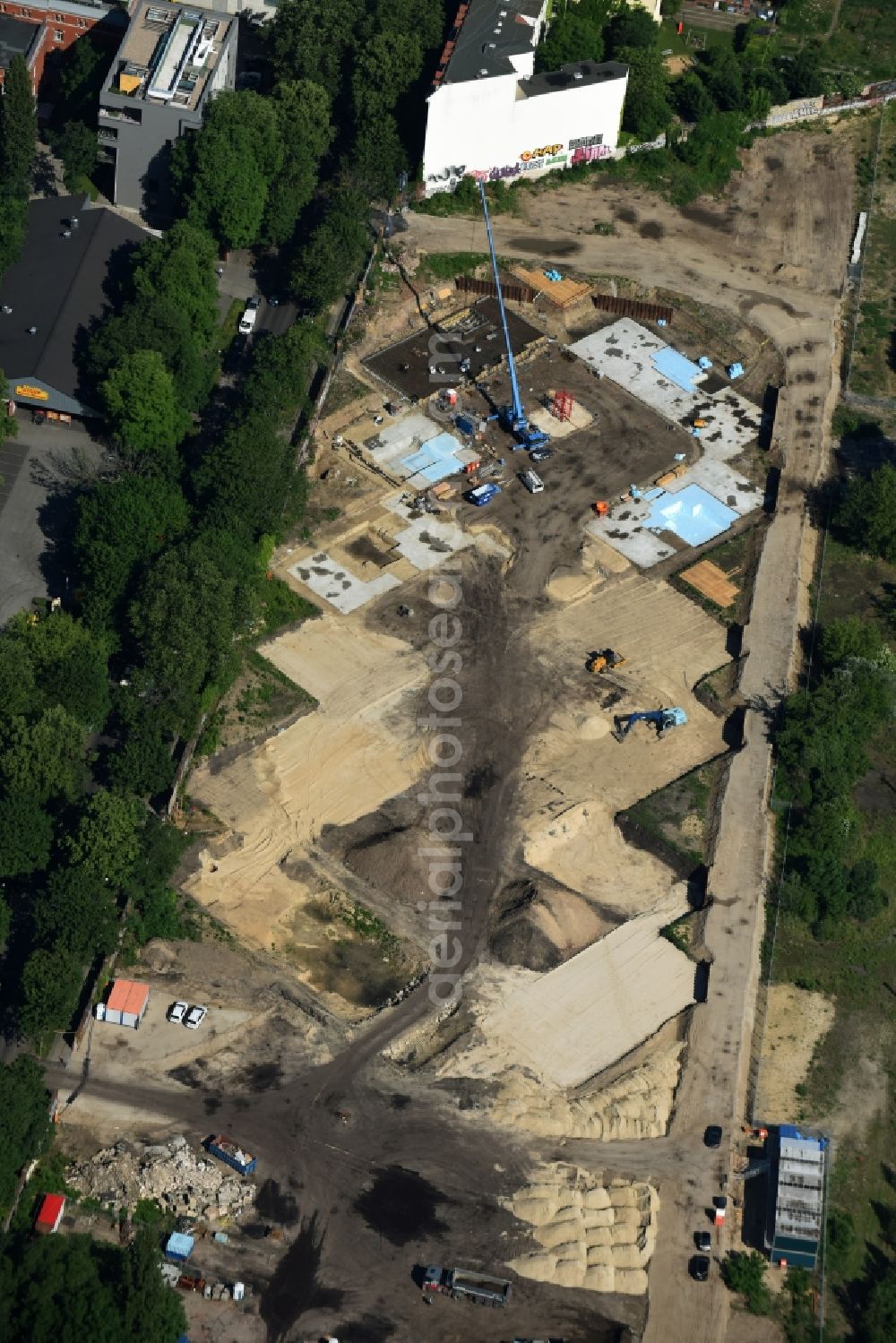 Berlin from the bird's eye view: Construction site to build a new multi-family residential complex Kruppstrasse - Lehrter Strasse in Berlin