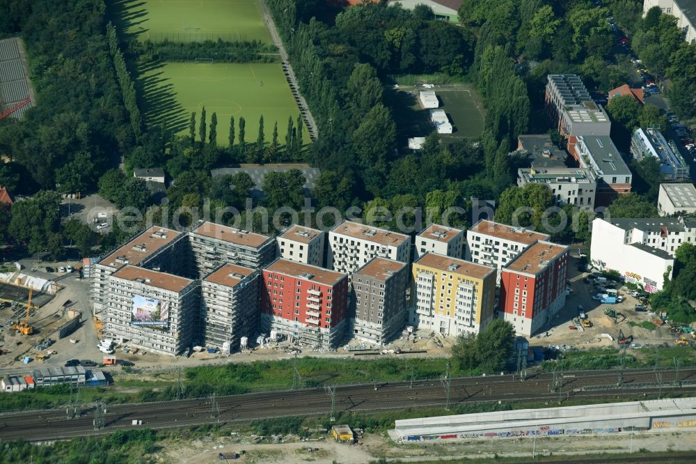 Berlin from the bird's eye view: Construction site to build a new multi-family residential complex Kruppstrasse - Lehrter Strasse in Berlin