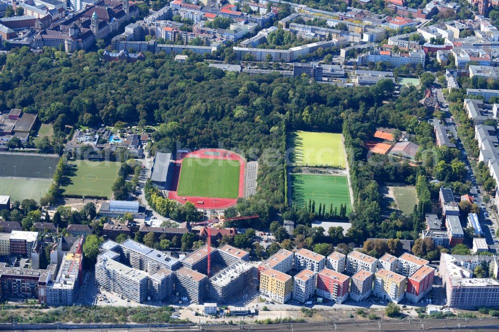 Berlin from the bird's eye view: Construction site to build a new multi-family residential complex Kruppstrasse - Lehrter Strasse in Berlin