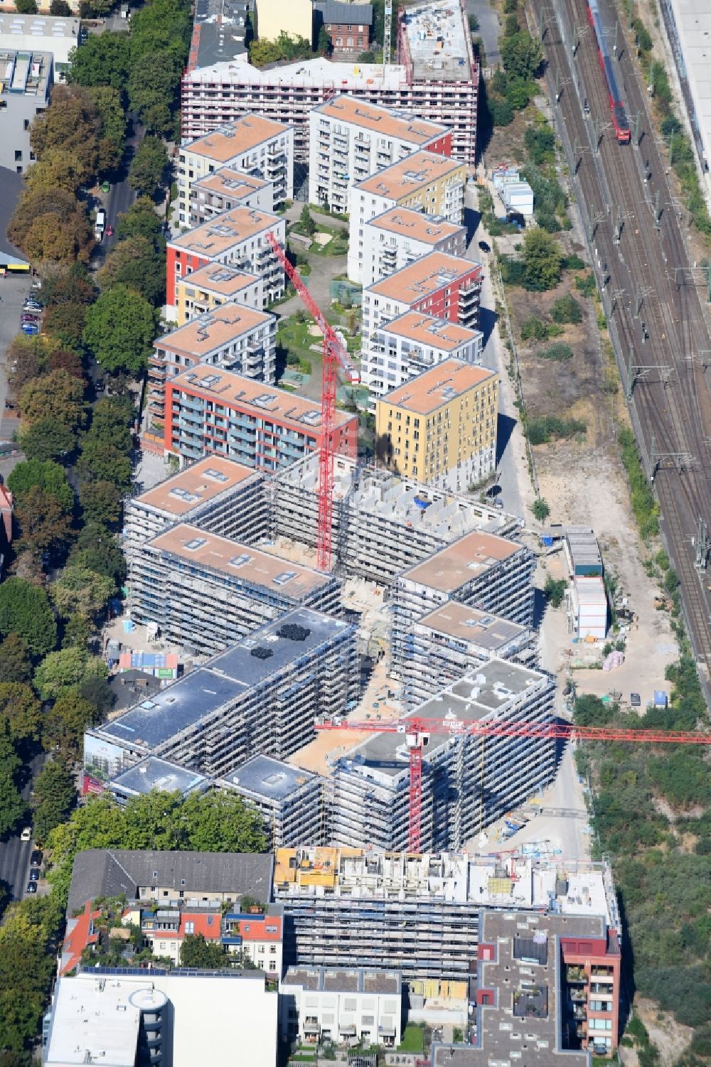 Berlin from the bird's eye view: Construction site to build a new multi-family residential complex Kruppstrasse - Lehrter Strasse in Berlin